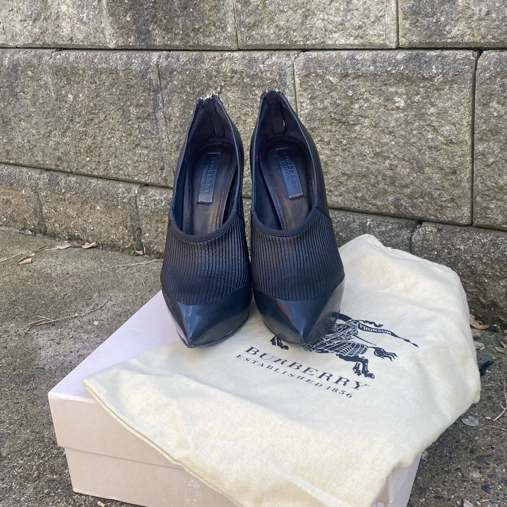 Burberry Black Pointed Ribbed Slip-On Heels - Picture 11 of 14
